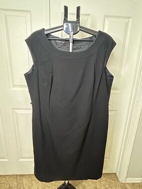 Jones New York Black Cap-Sleeve Sheath Dress